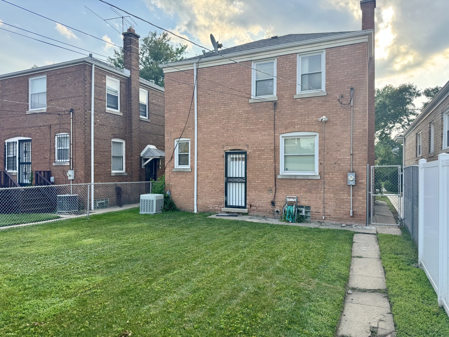 8929 S Paxton Avenue, Chicago, IL 60617