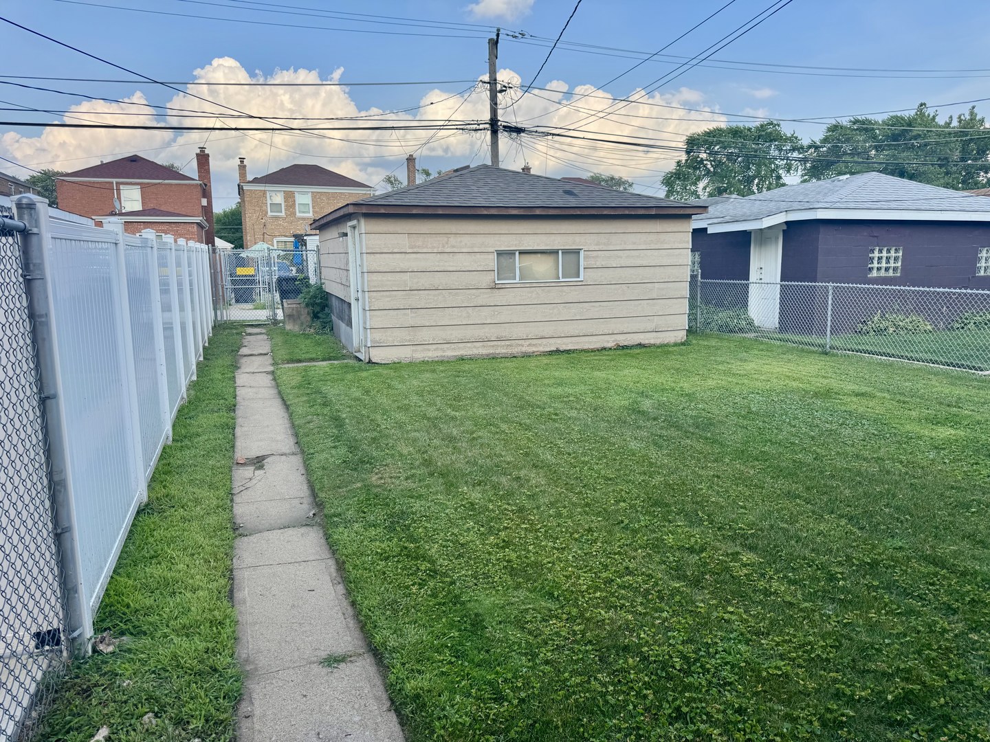 8929 S Paxton Avenue, Chicago, IL 60617