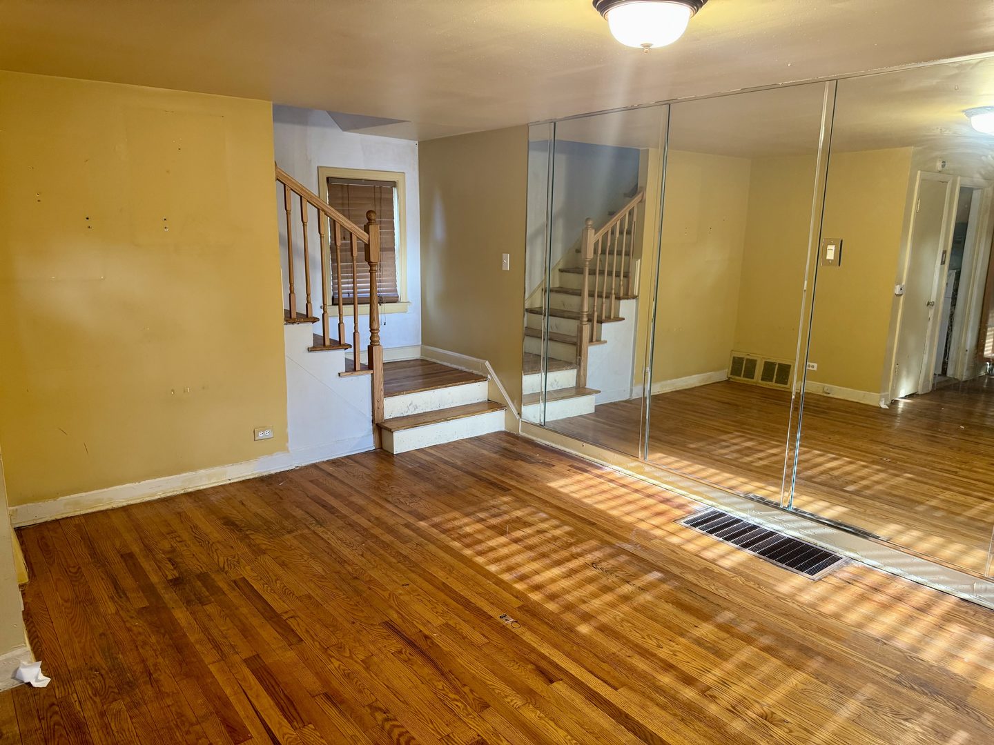 8929 S Paxton Avenue, Chicago, IL 60617