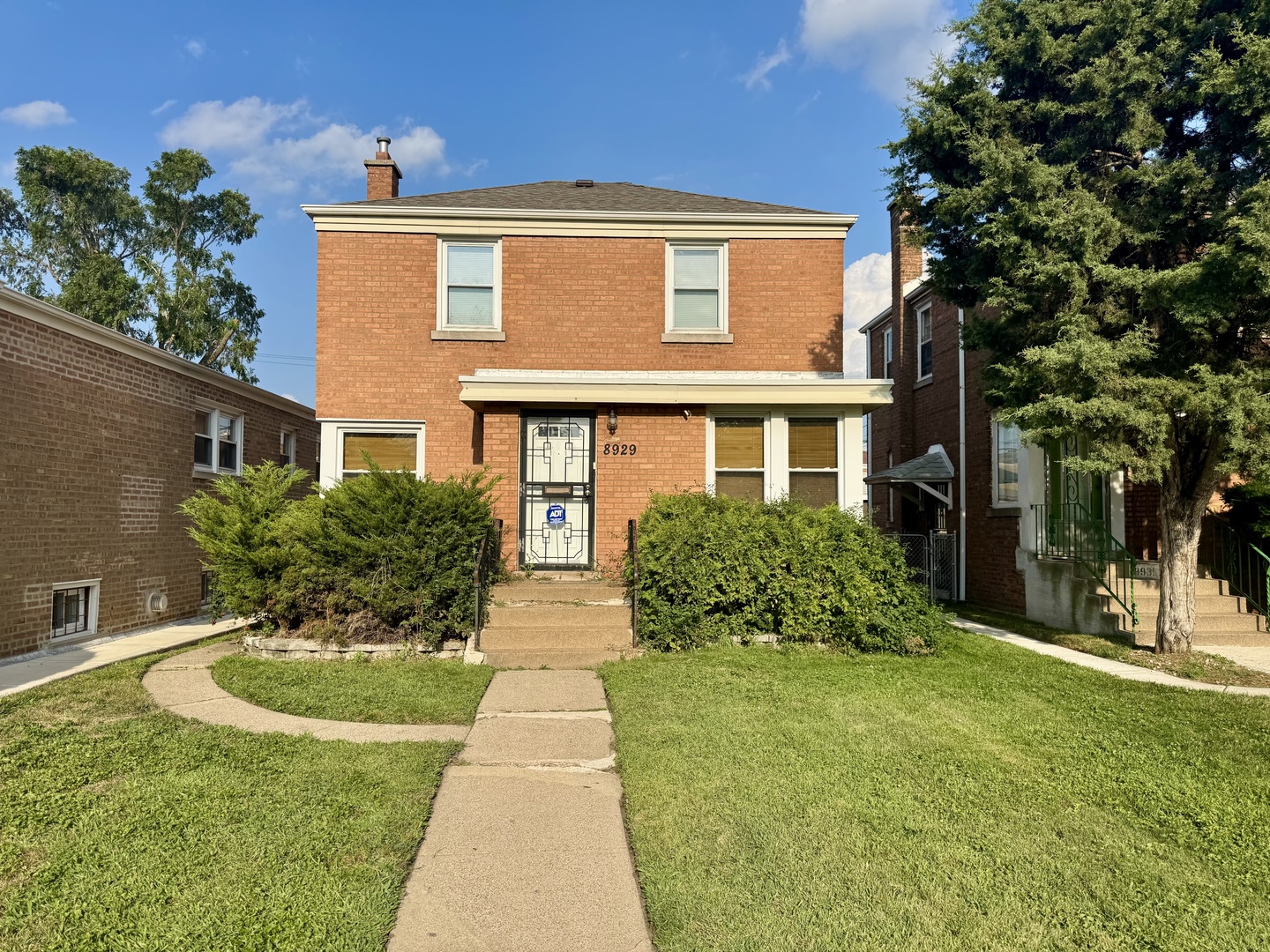 8929 S Paxton Avenue, Chicago, IL 60617