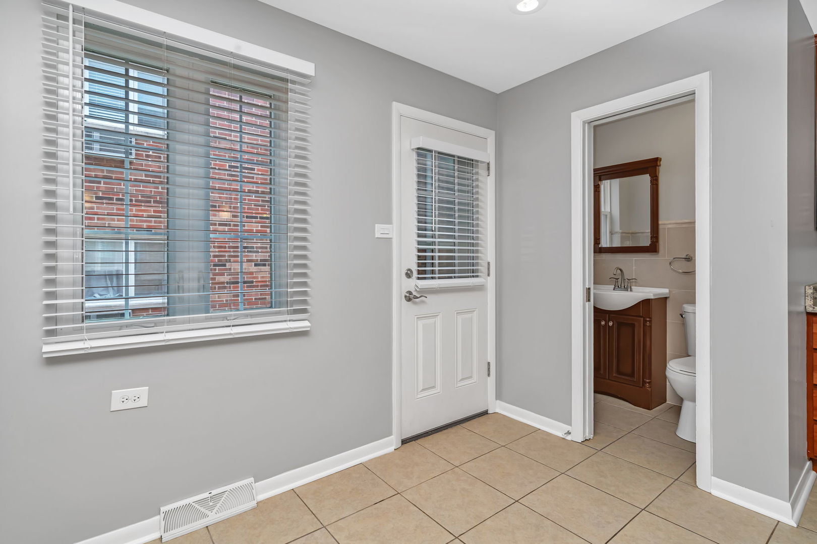 15 S WAIOLA Avenue #4, La Grange, IL 60525