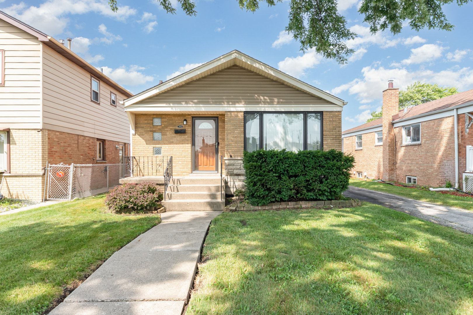 7802 Mulligan Avenue, Burbank, IL 60459
