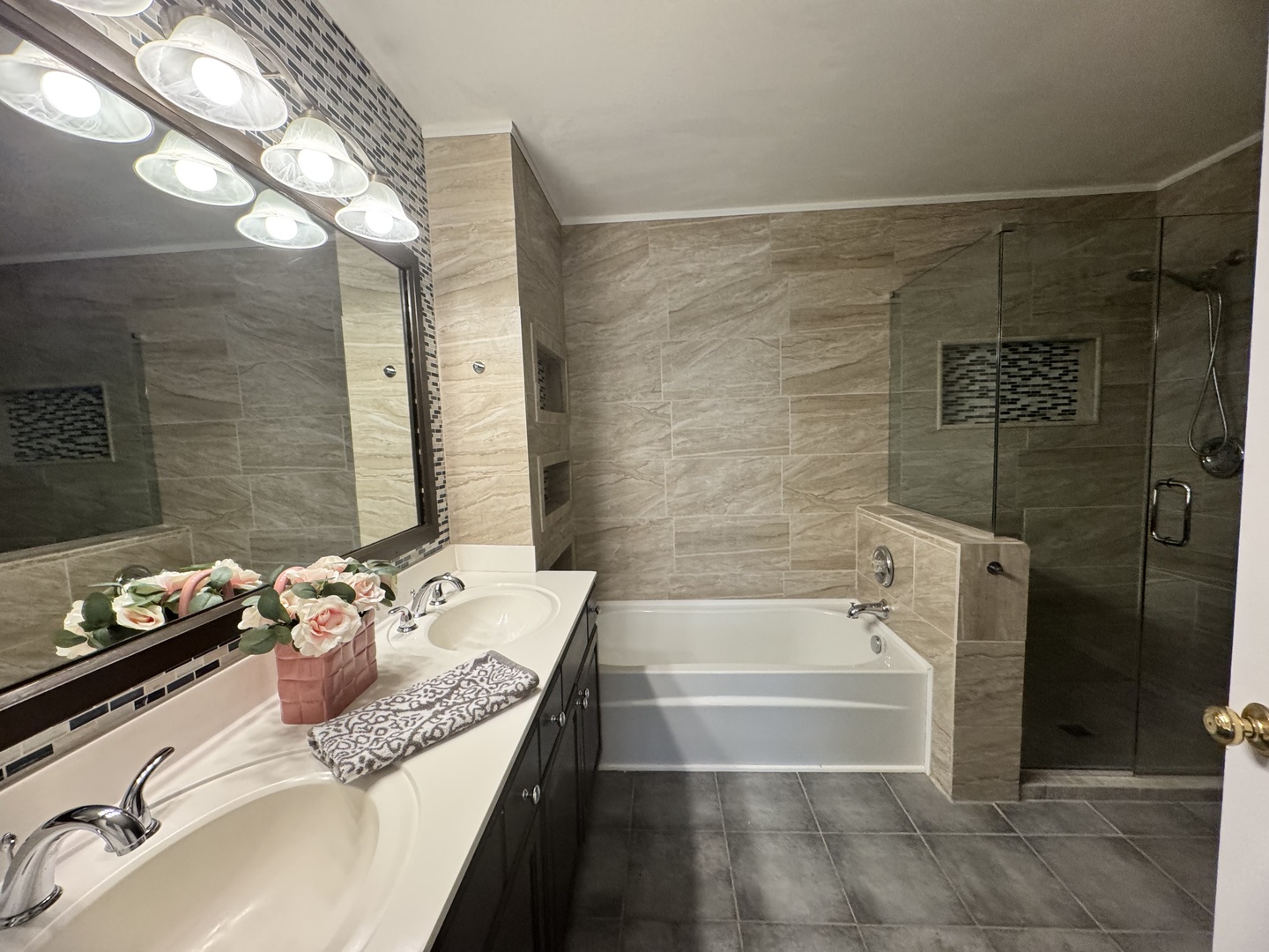 200 Chesterfield Court #D, Schaumburg, IL 60193