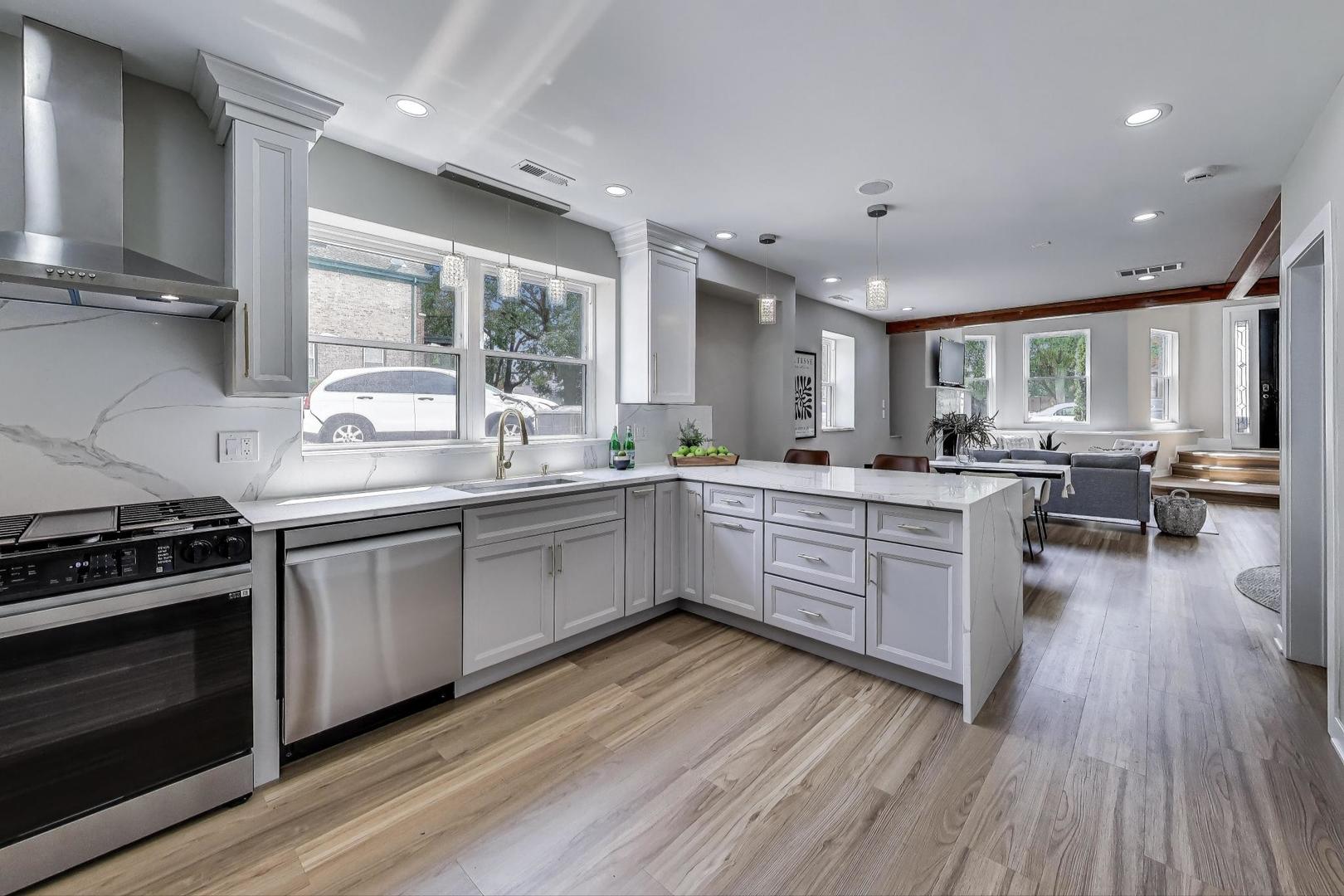 4305 N Mobile Avenue, Chicago, IL 60634