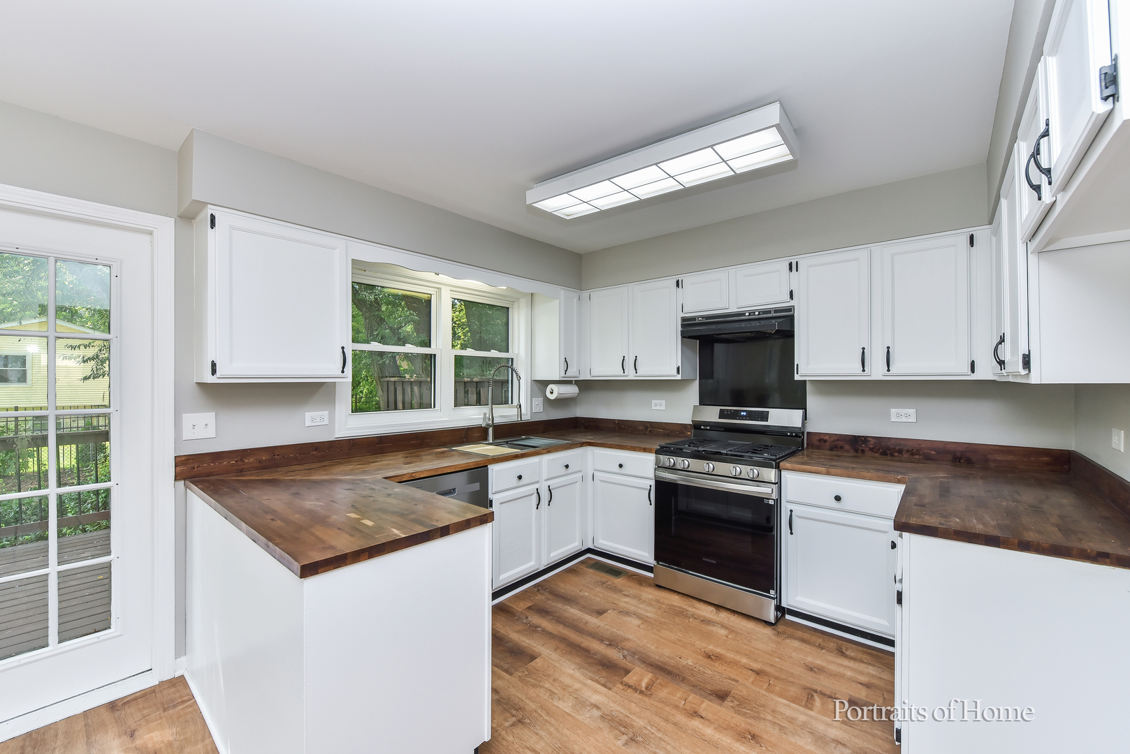 57 white oak Circle, St. Charles, IL 60174