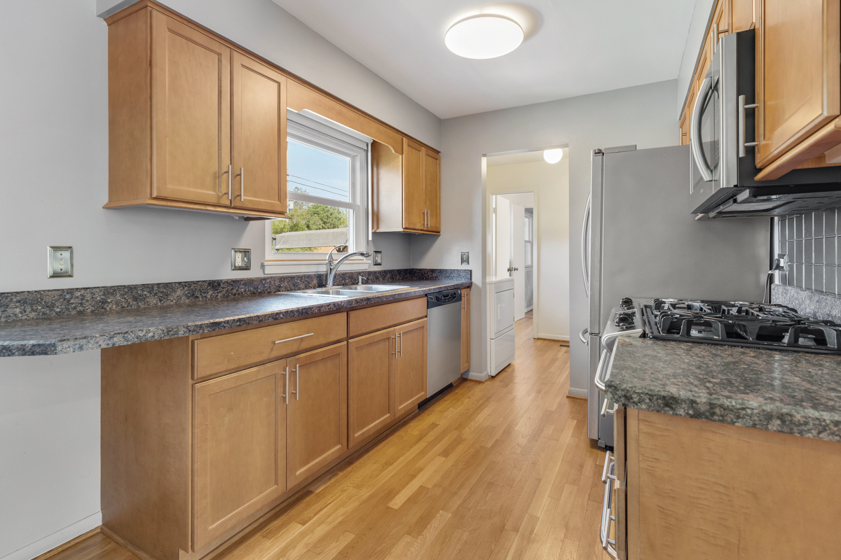 15 Lancaster Avenue, Elk Grove Village, IL 60007
