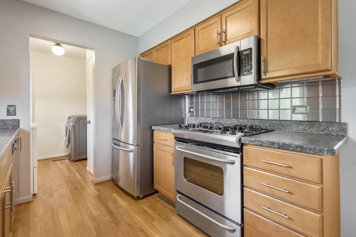 15 Lancaster Avenue, Elk Grove Village, IL 60007