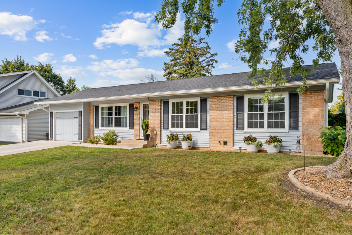 15 Lancaster Avenue, Elk Grove Village, IL 60007