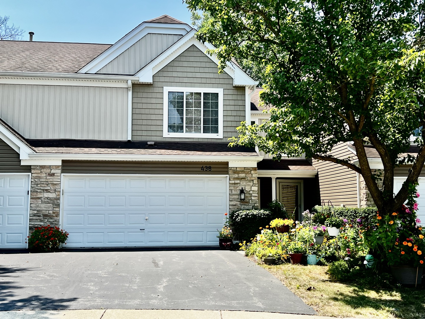 438 Locksley Drive #438, Streamwood, IL 60107