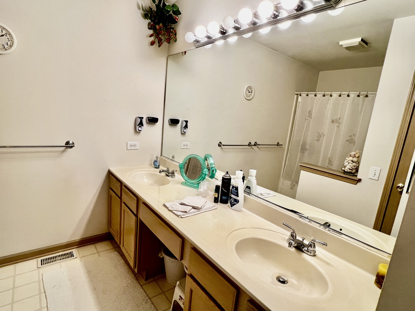 438 Locksley Drive #438, Streamwood, IL 60107