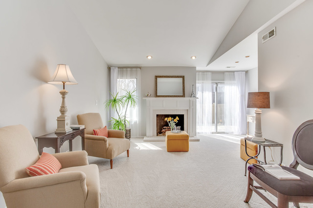 42 Sarahs Grove Lane, Schaumburg, IL 60193