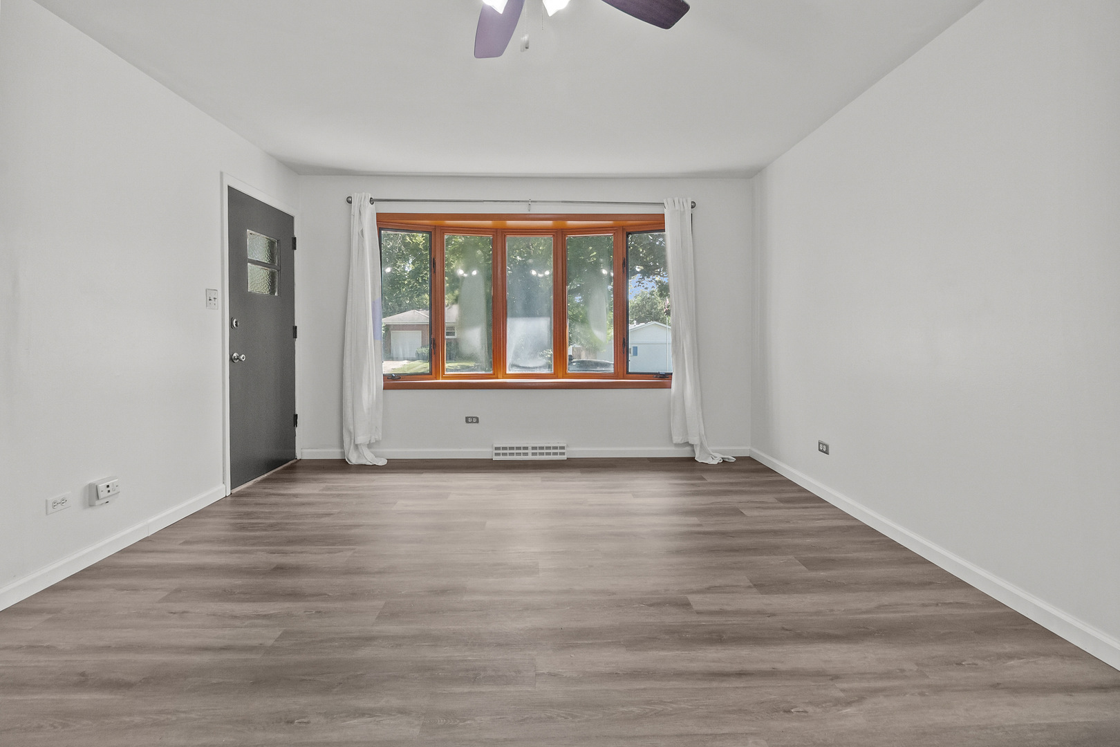 312 N Shaddle Avenue, Mundelein, IL 60060