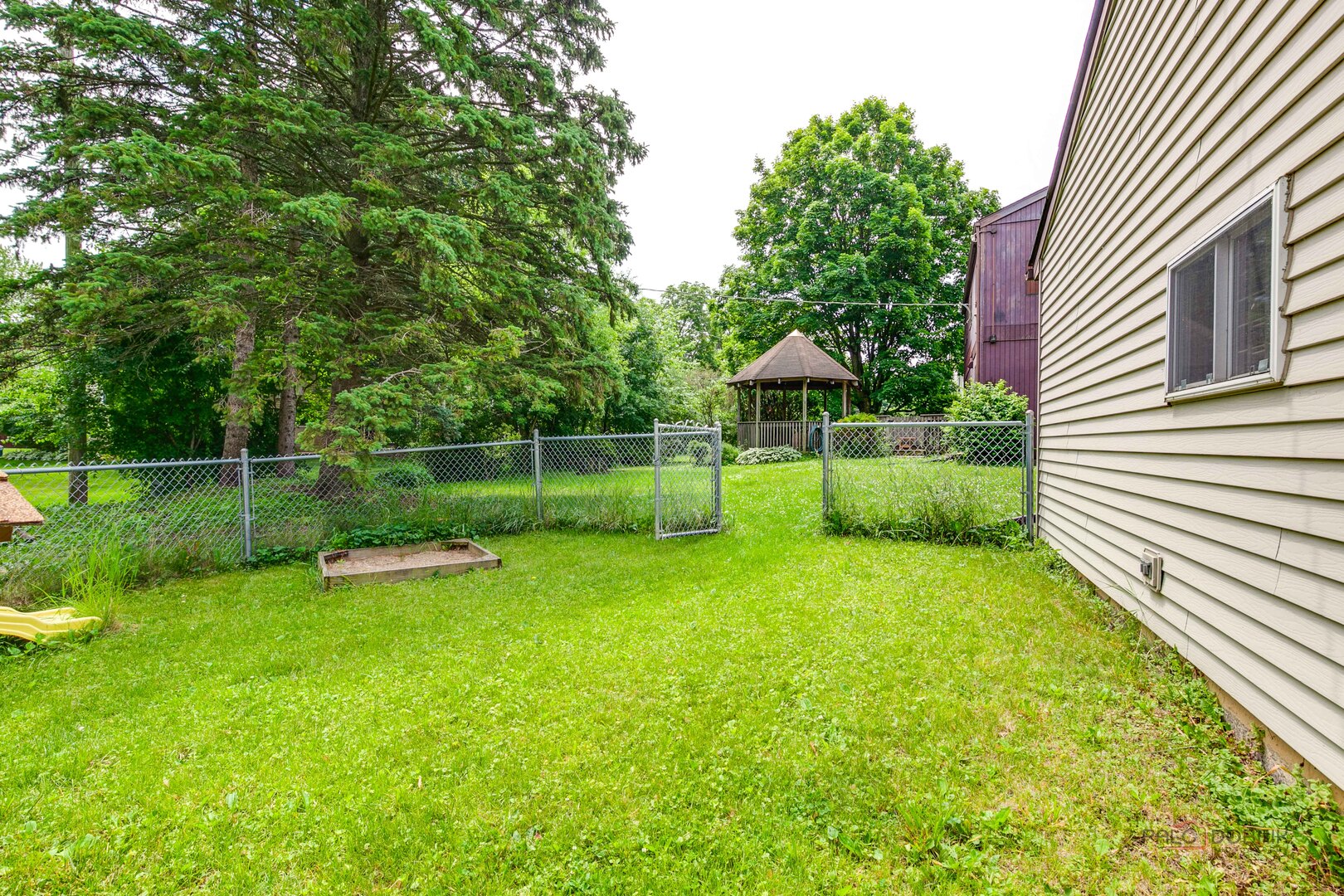 389 Pine Grove Avenue, Gurnee, IL 60031