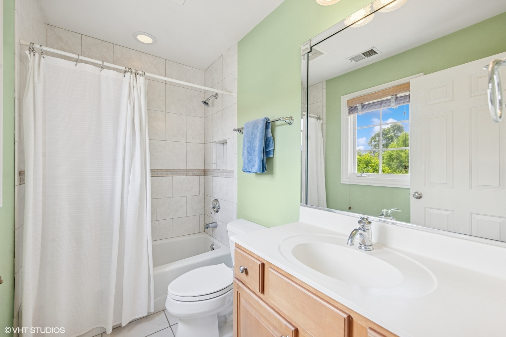 792 S Chatham Avenue, Elmhurst, IL 60126