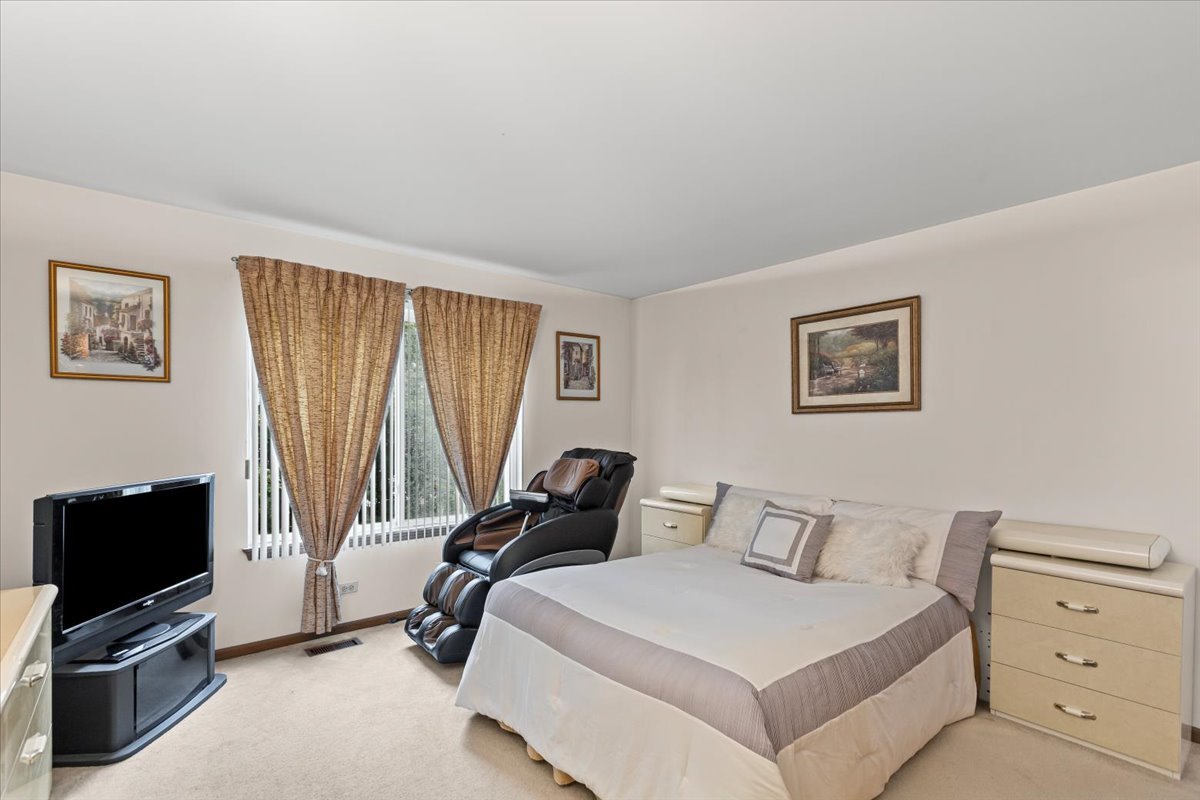808 Violet Circle, Naperville, IL 60540