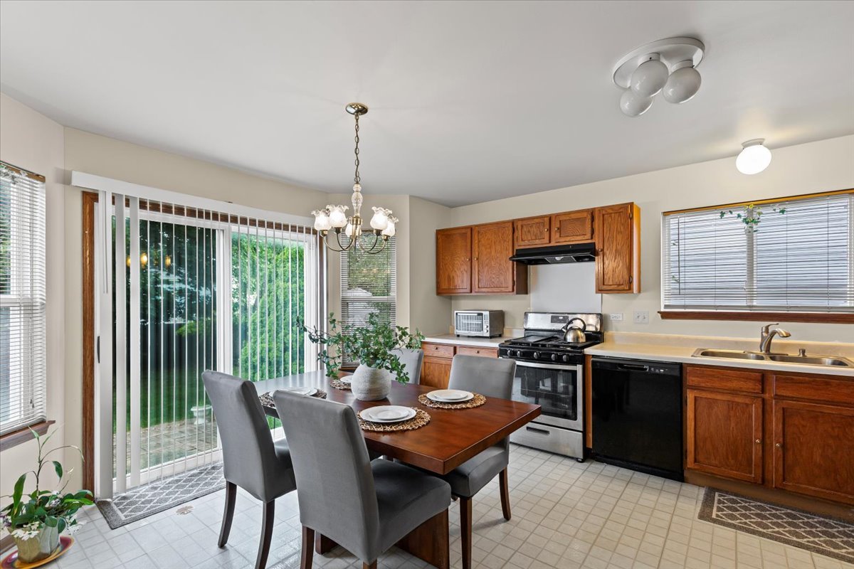 808 Violet Circle, Naperville, IL 60540