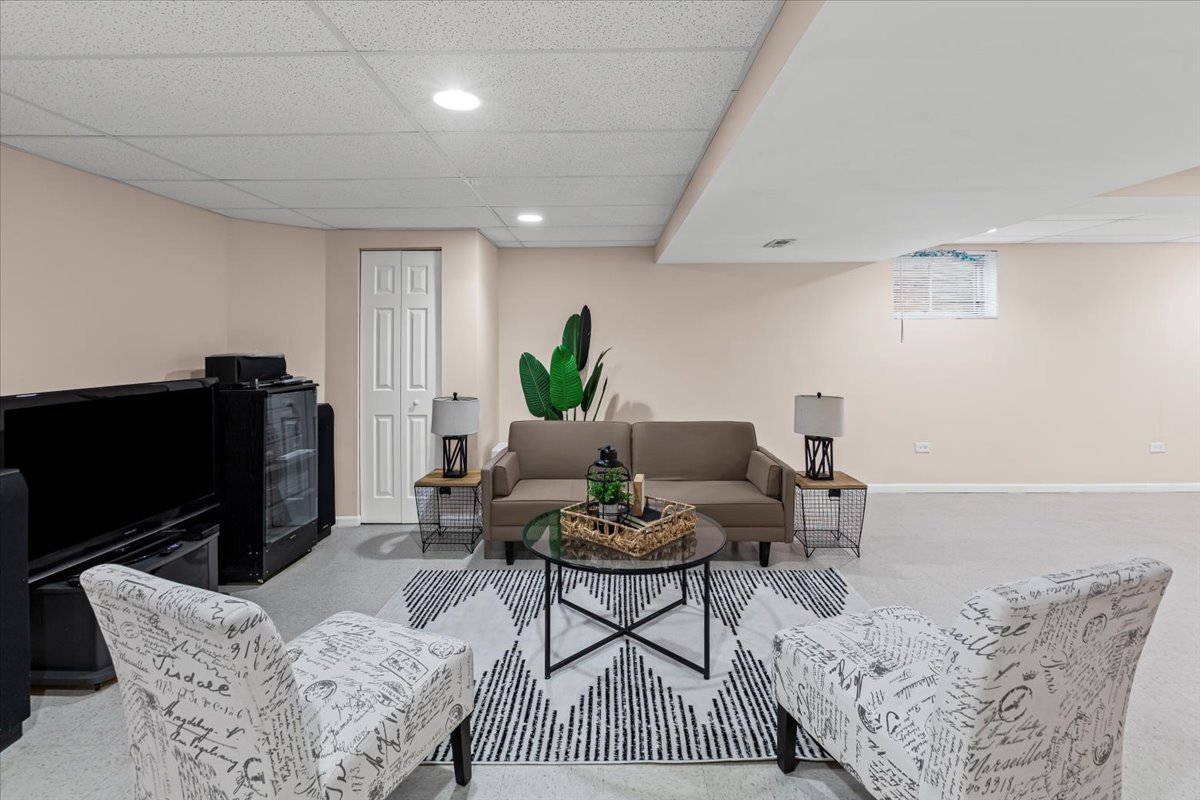 808 Violet Circle, Naperville, IL 60540
