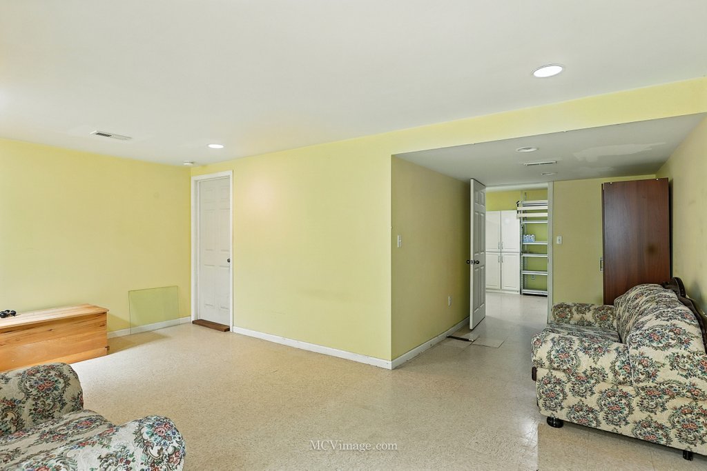 1352 Georgetown Drive, Carol Stream, IL 60188