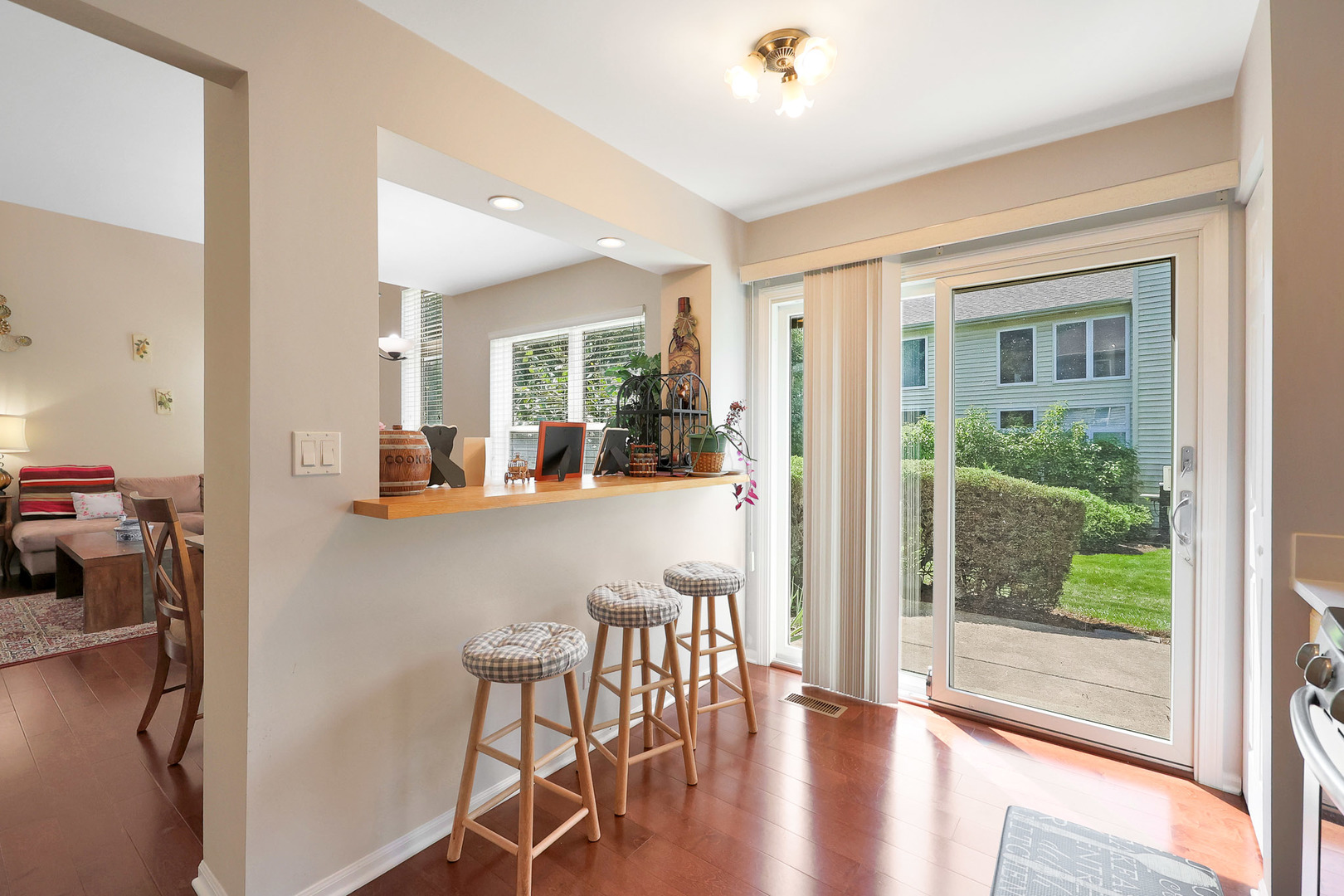 1535 E Chivalry Court, Palatine, IL 60074