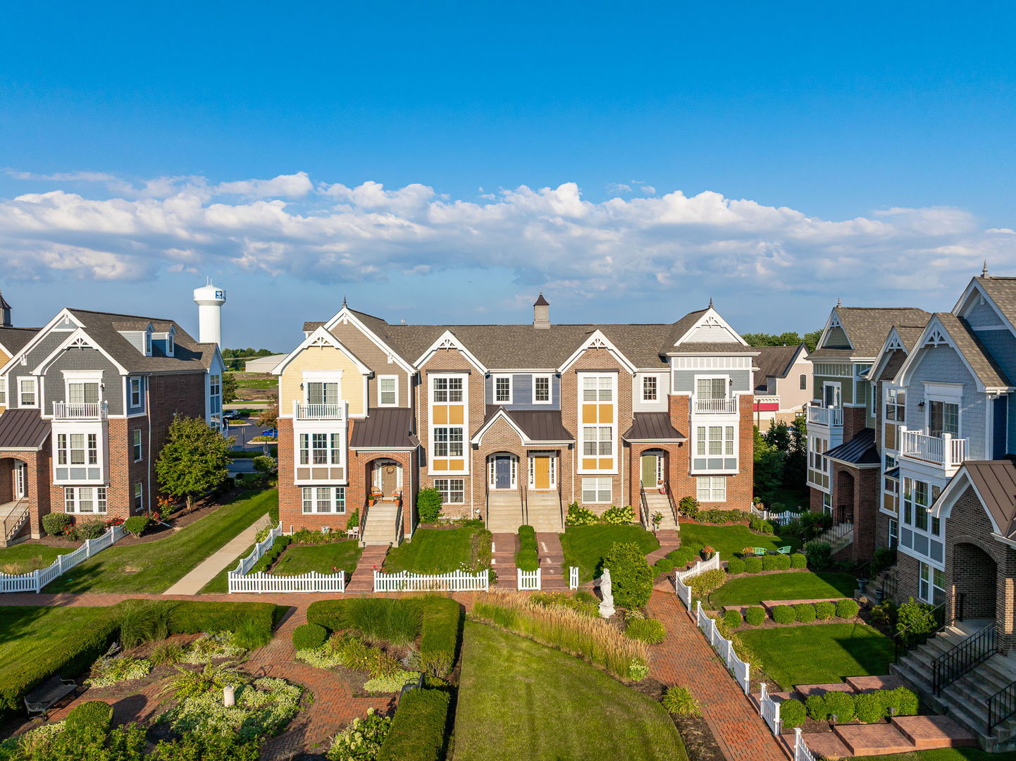 4197 Royal Mews Circle, Naperville, IL 60564