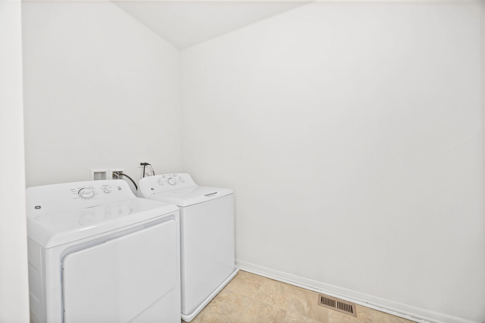 4197 Royal Mews Circle, Naperville, IL 60564