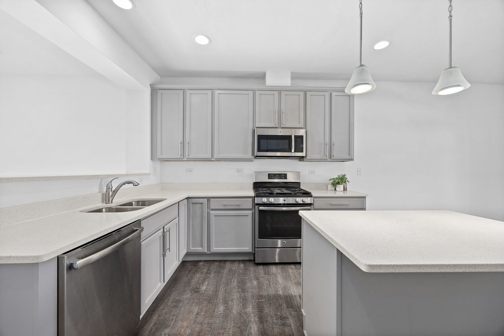 4197 Royal Mews Circle, Naperville, IL 60564