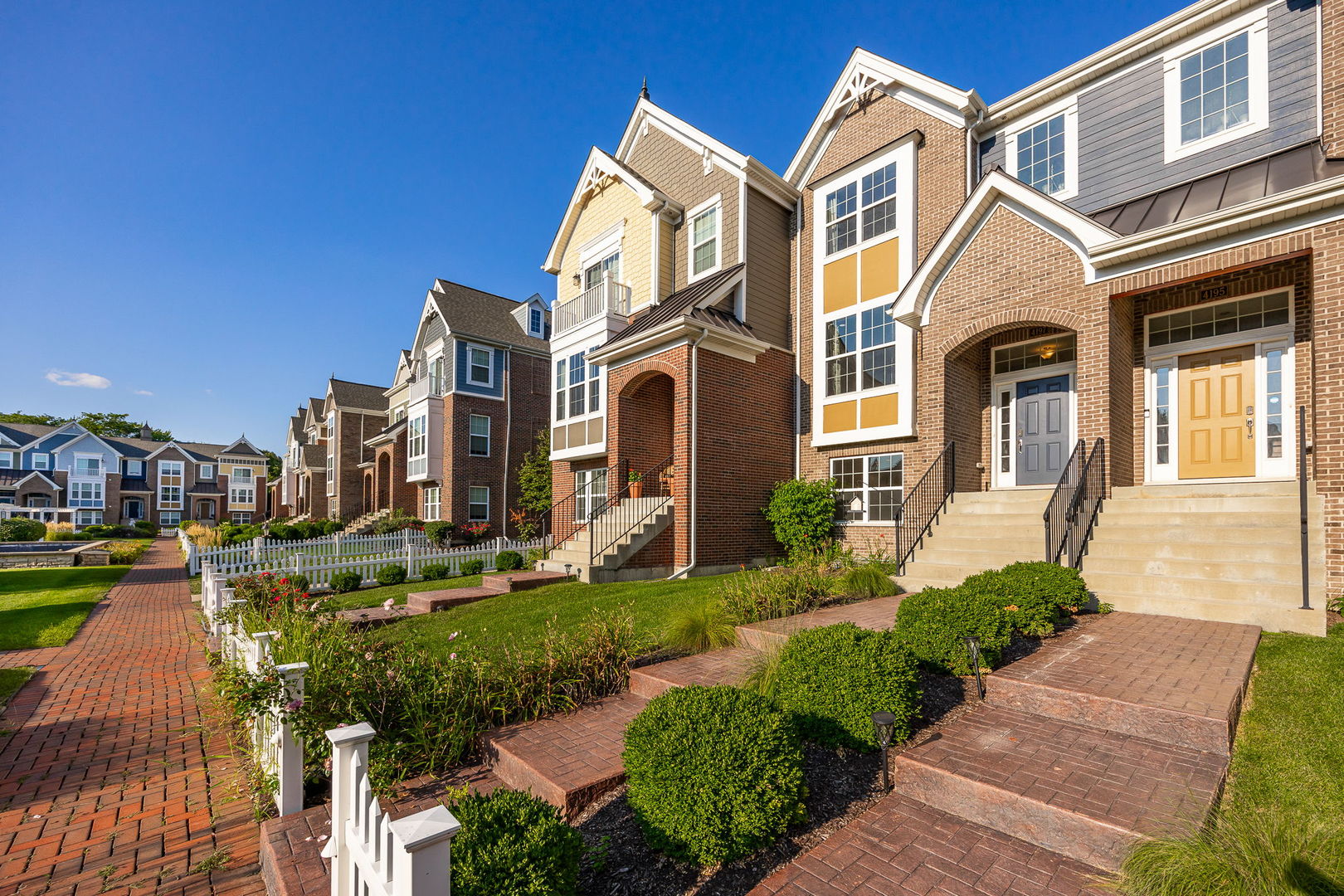 4197 Royal Mews Circle, Naperville, IL 60564