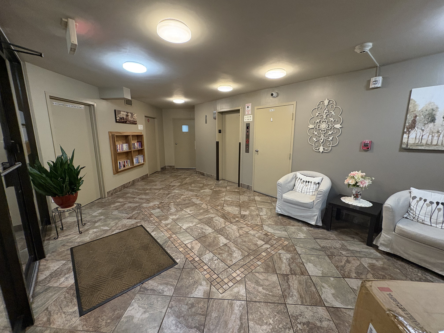 907 S Williams Street #303, Westmont, IL 60559