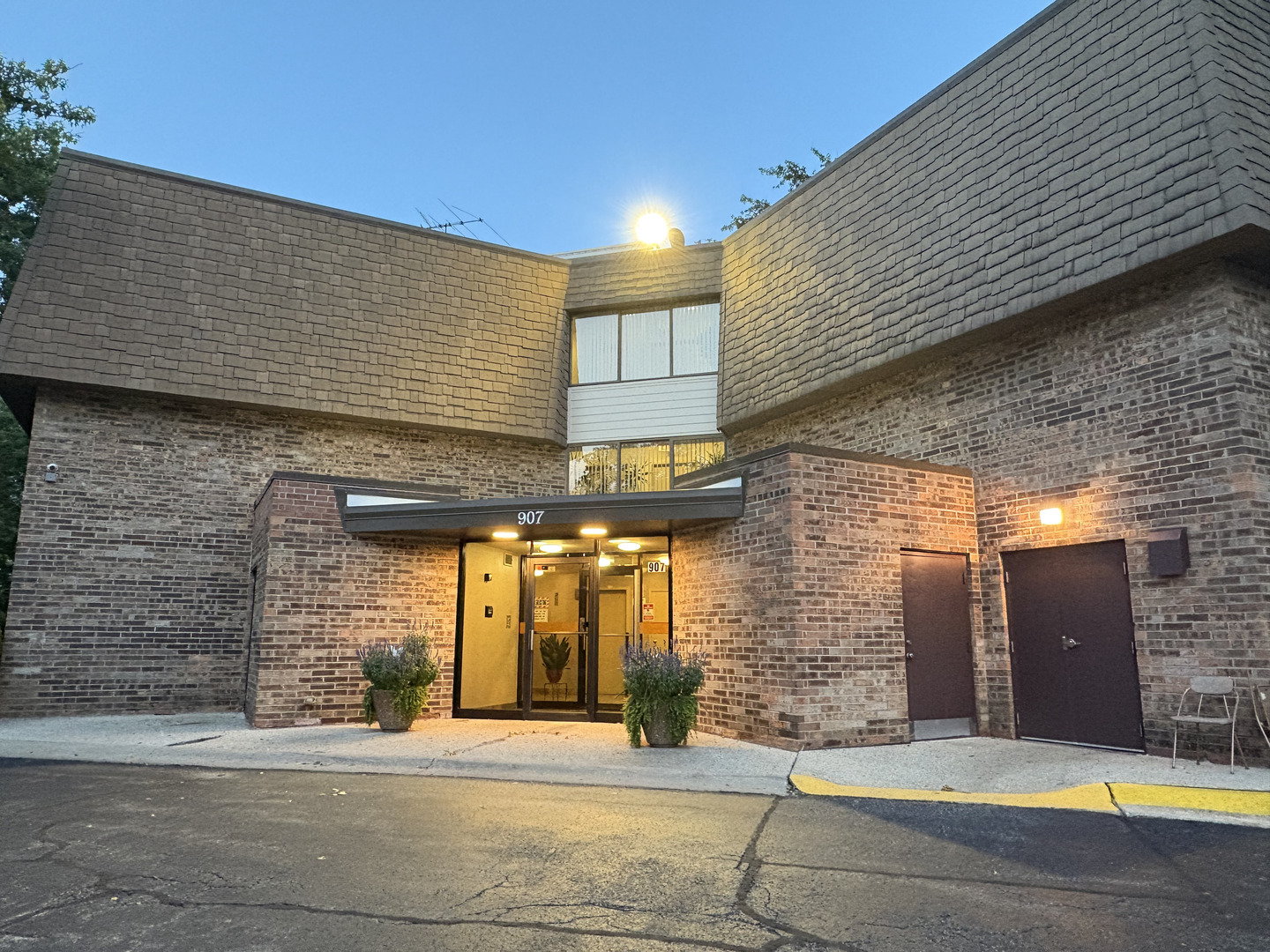 907 S Williams Street #303, Westmont, IL 60559