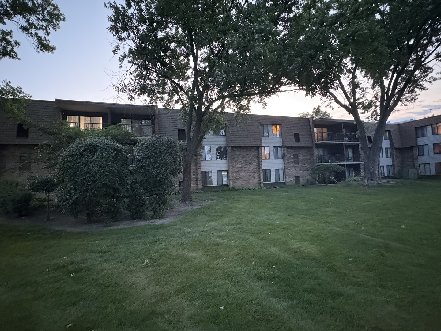 907 S Williams Street #303, Westmont, IL 60559