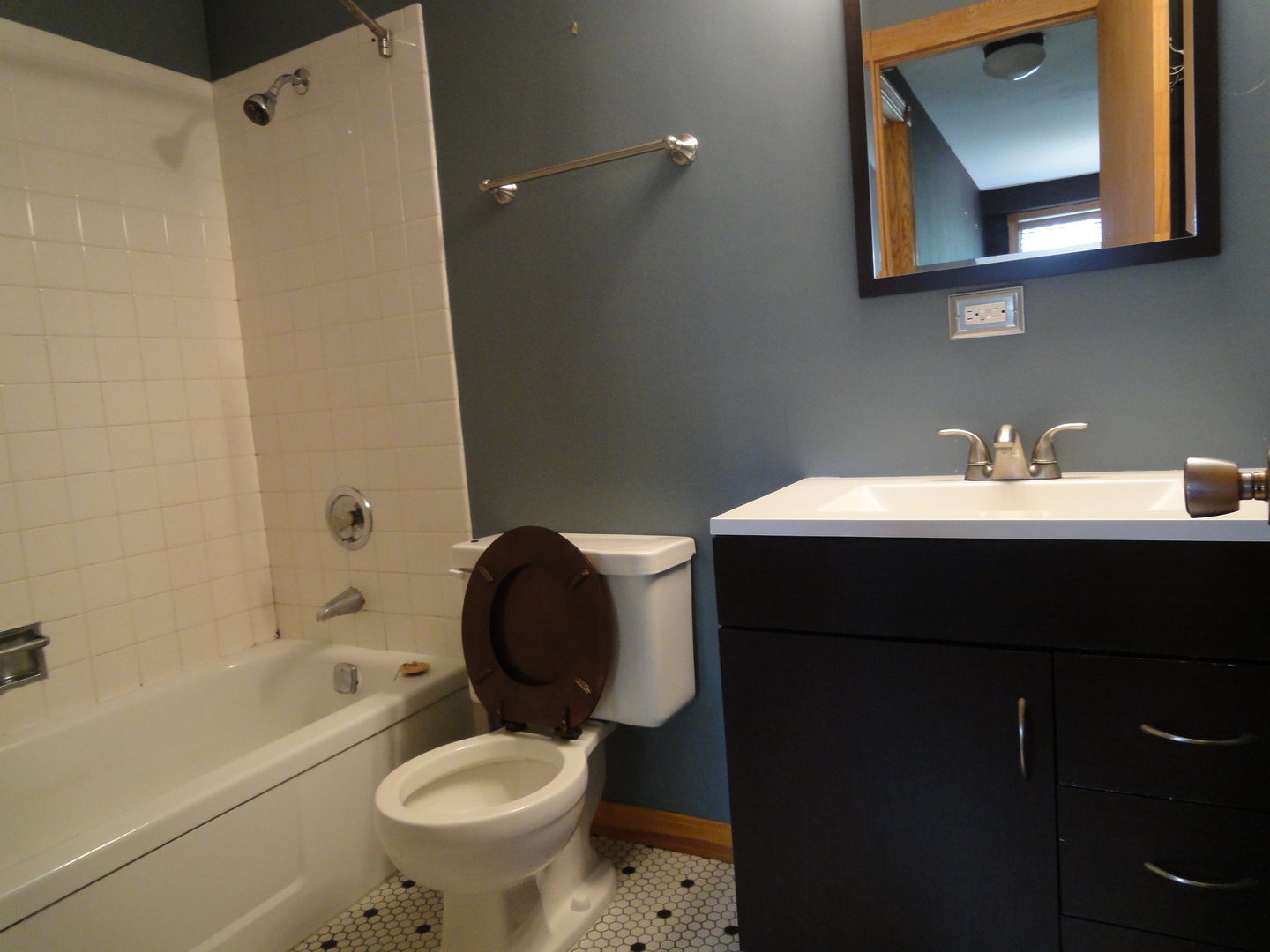 1102 MERCURY Drive #2D, Schaumburg, IL 60193