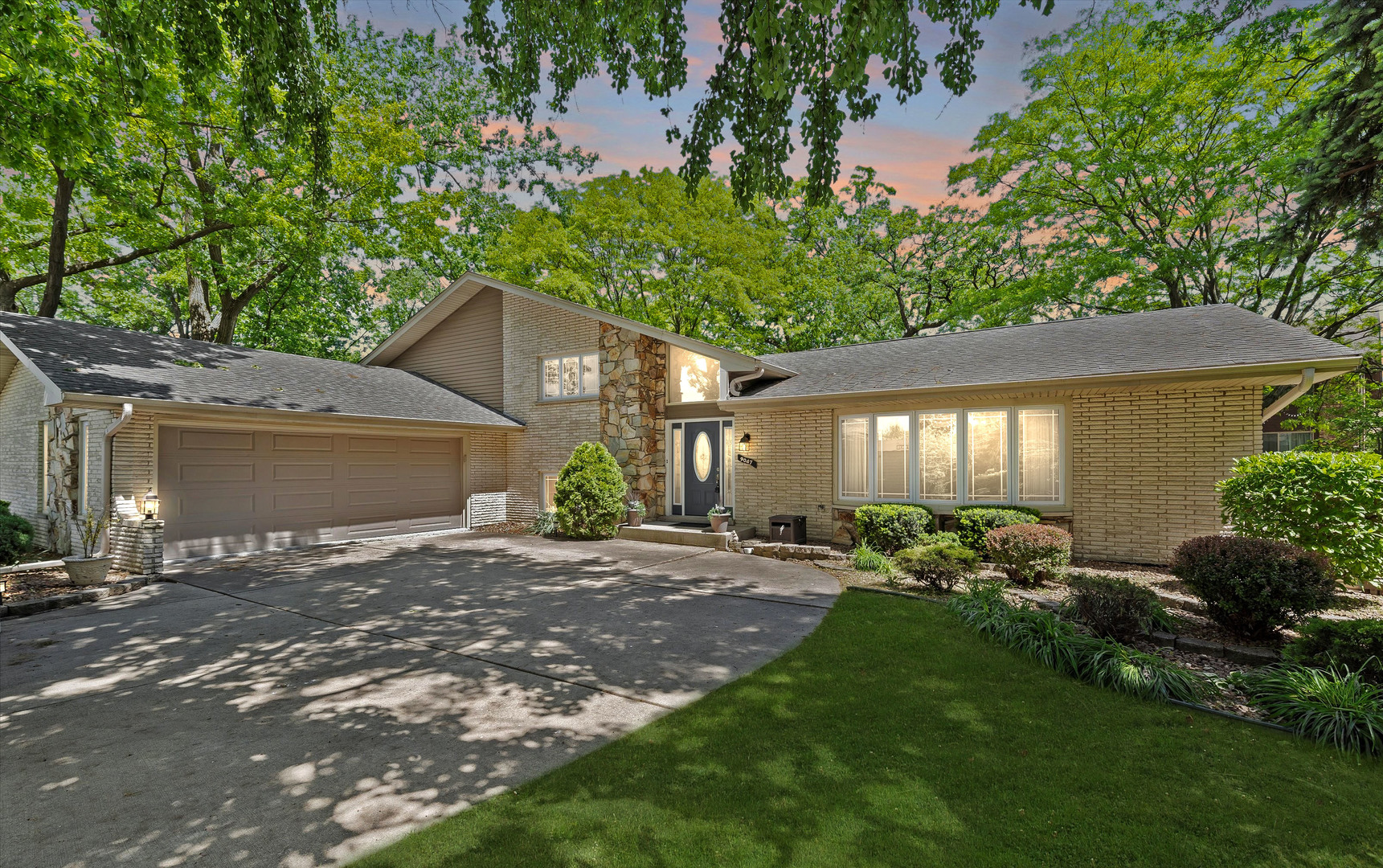 9047 W Oak Crest Court, Palos Hills, IL 60465