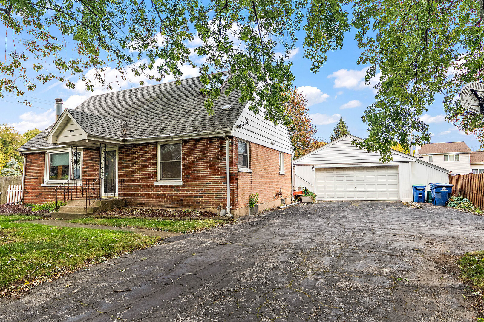 9305 S 78th Avenue, Hickory Hills, IL 60457