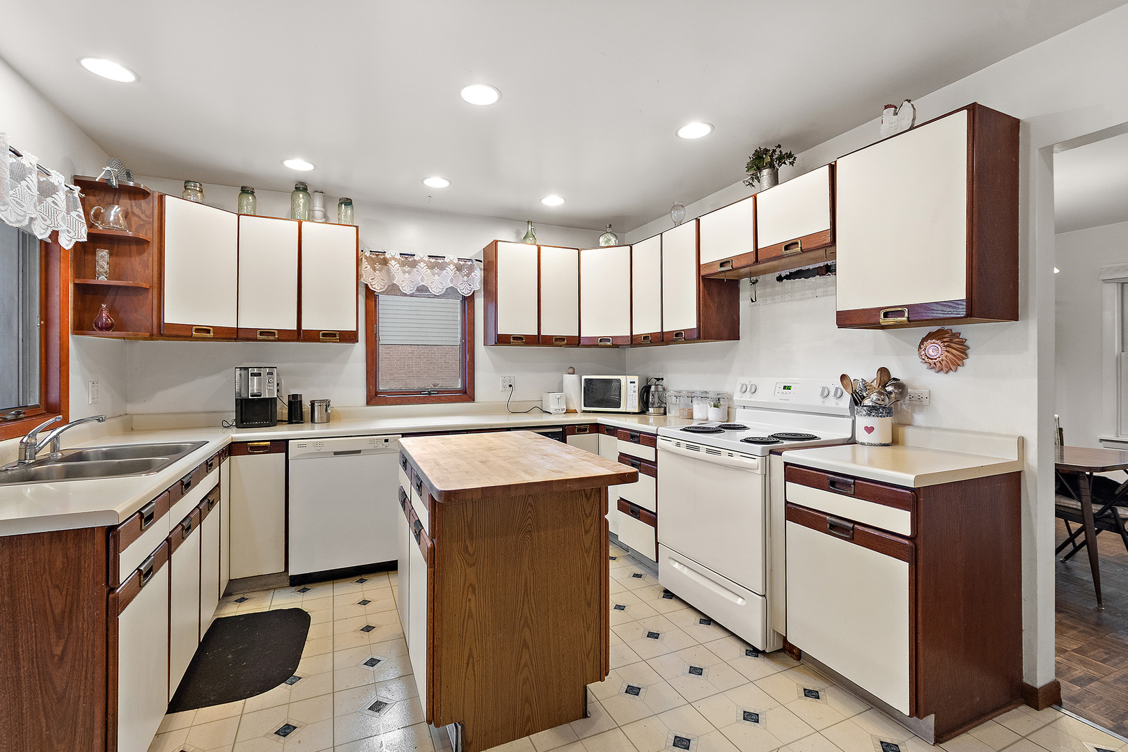 9305 S 78th Avenue, Hickory Hills, IL 60457