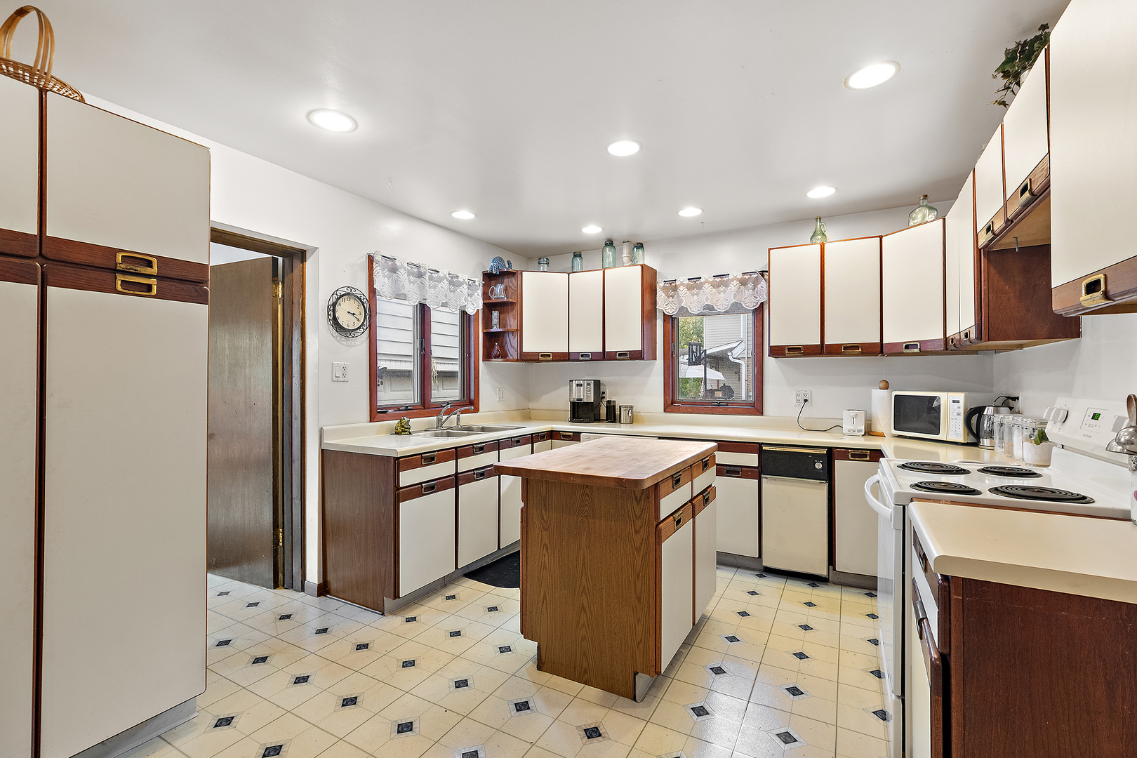 9305 S 78th Avenue, Hickory Hills, IL 60457