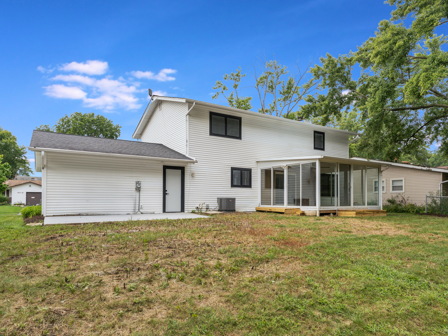6013 Perry Drive, Woodridge, IL 60517