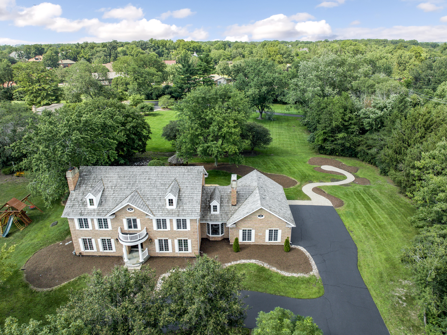 1 Hidden Lake Drive, Burr Ridge, IL 60527
