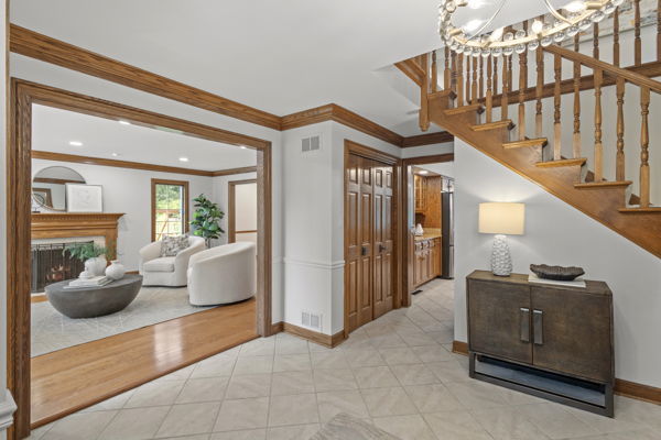 1 Hidden Lake Drive, Burr Ridge, IL 60527