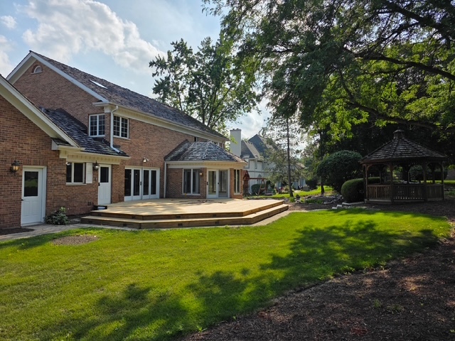 1 Hidden Lake Drive, Burr Ridge, IL 60527