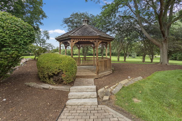 1 Hidden Lake Drive, Burr Ridge, IL 60527