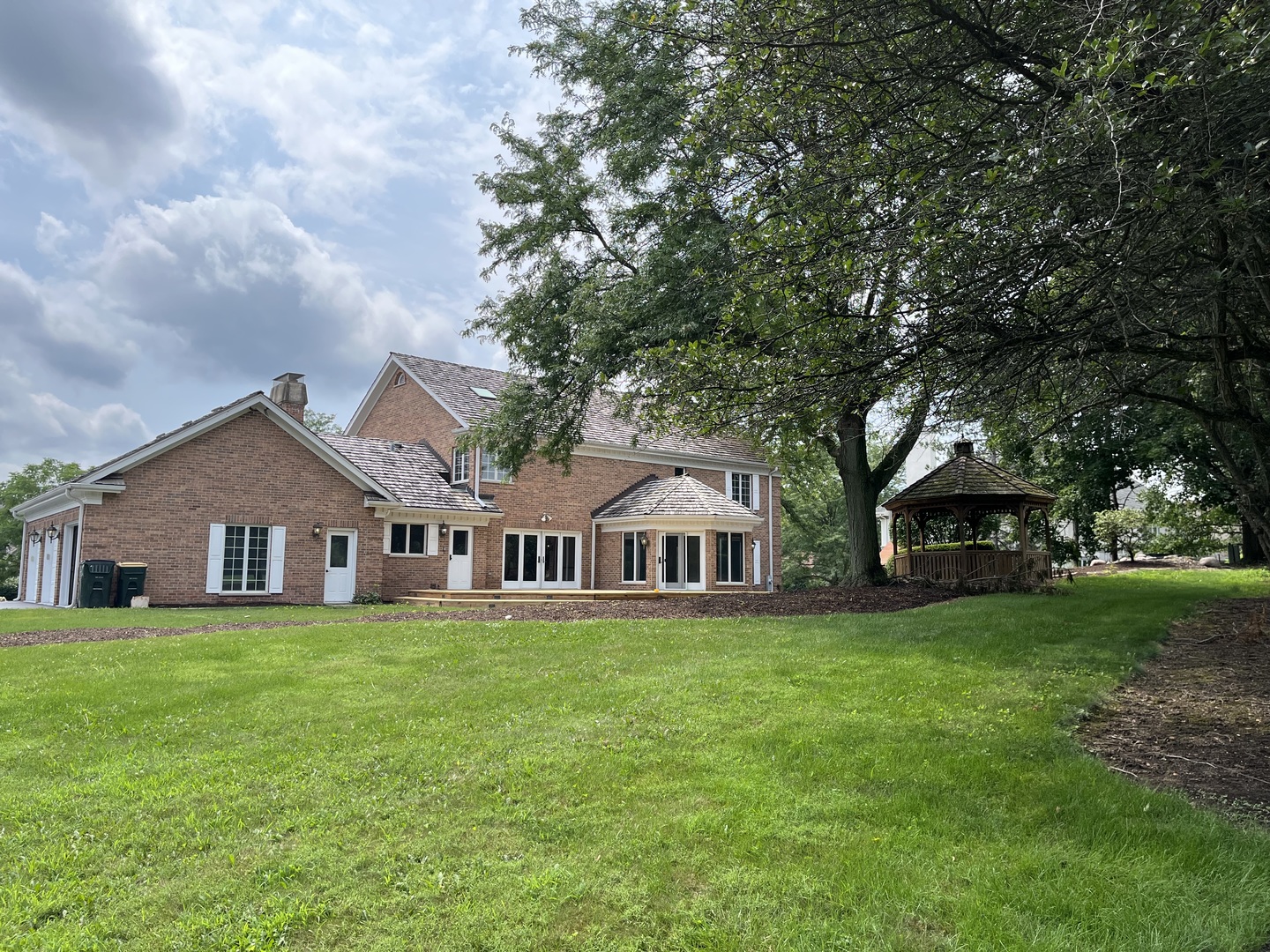 1 Hidden Lake Drive, Burr Ridge, IL 60527