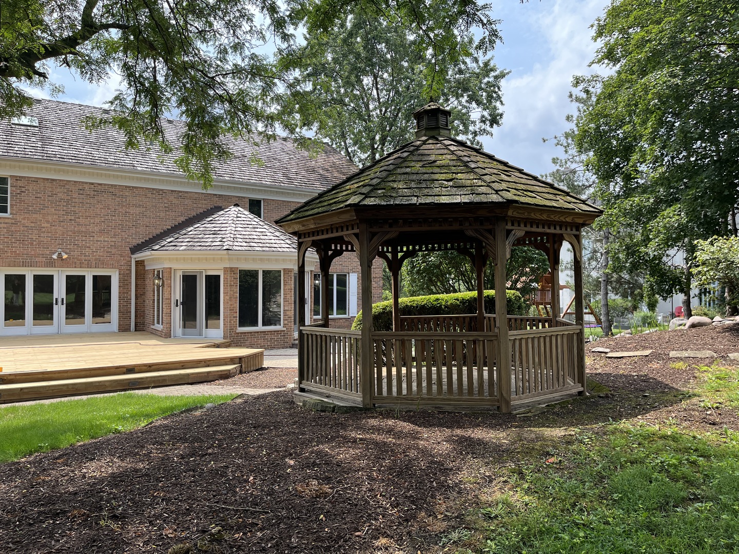 1 Hidden Lake Drive, Burr Ridge, IL 60527
