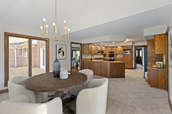 1 Hidden Lake Drive, Burr Ridge, IL 60527