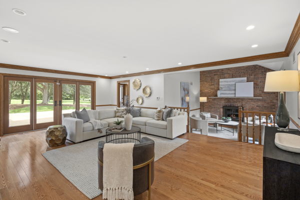 1 Hidden Lake Drive, Burr Ridge, IL 60527