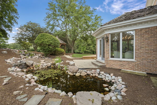 1 Hidden Lake Drive, Burr Ridge, IL 60527