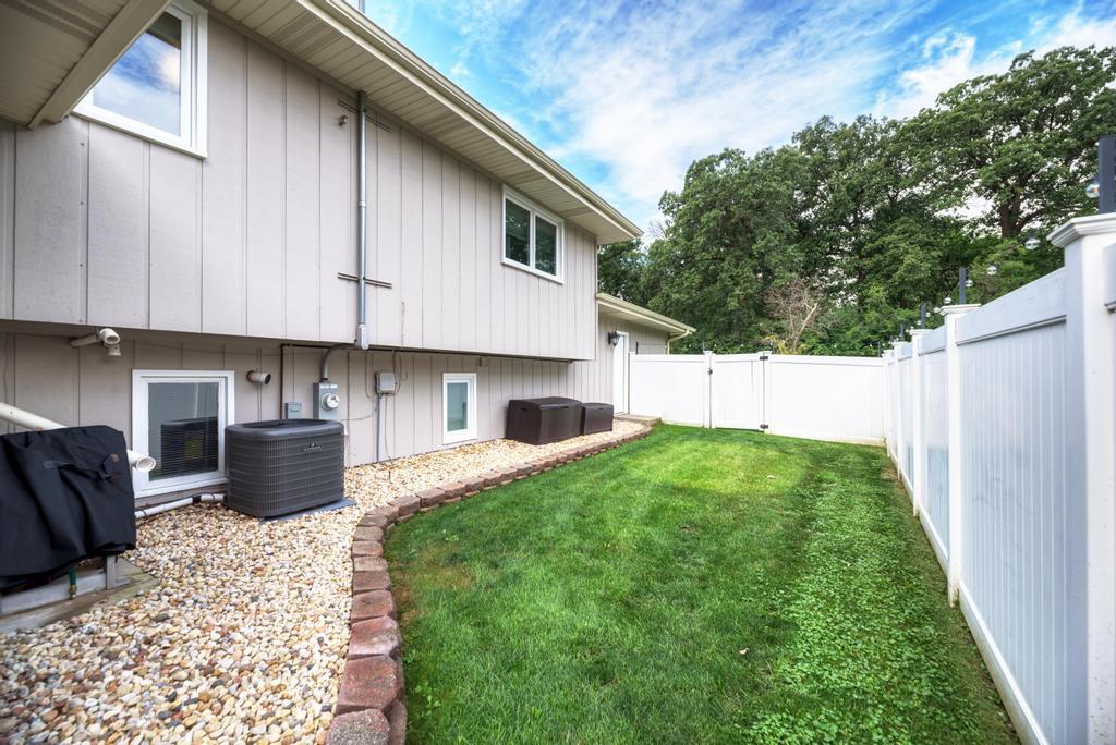 329 Montclare Lane, Wood Dale, IL 60191
