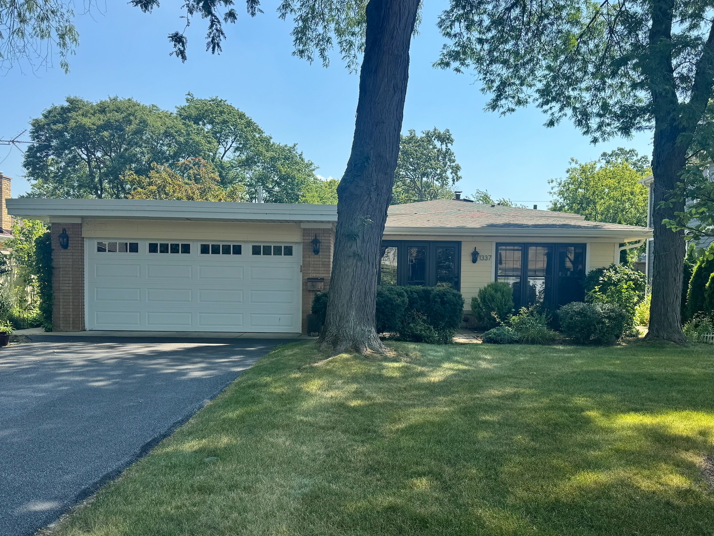 1337 KNOLLWOOD Road, Deerfield, IL 60015