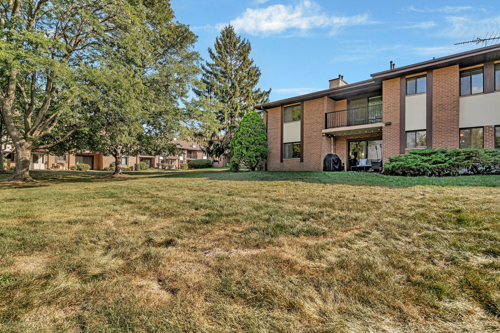 2212 Wharf Drive #2102, Woodridge, IL 60517