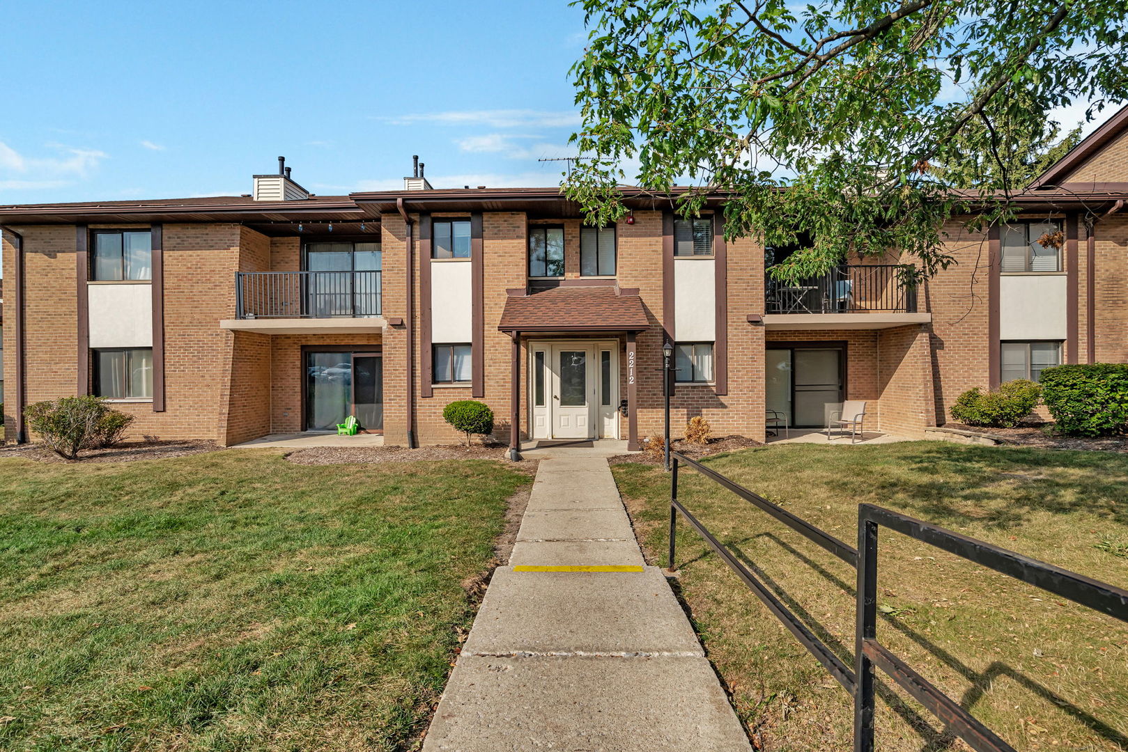 2212 Wharf Drive #2102, Woodridge, IL 60517