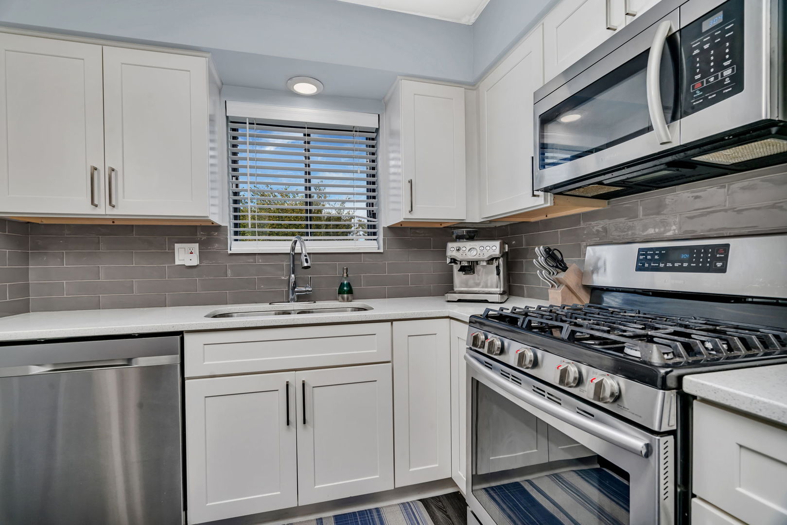 2212 Wharf Drive #2102, Woodridge, IL 60517